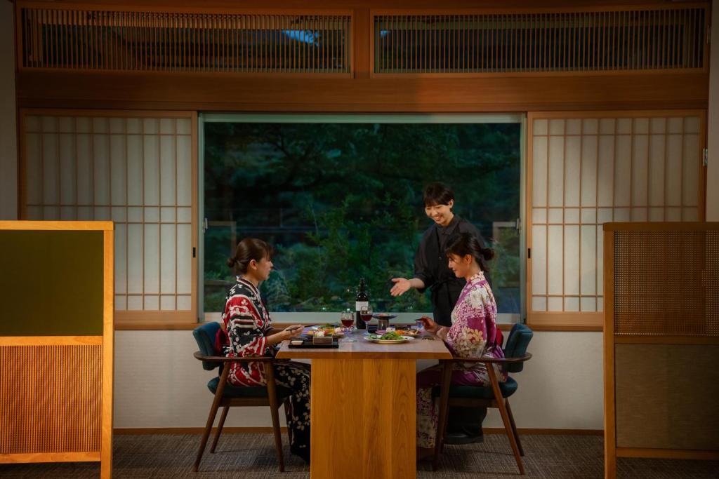 Guests Dining in Tatami Room at Eirakukan Fukushima Two women in kimono dining in a tatami room at Eirakukan ryokan, Fukushima, Tōhoku