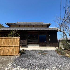 Traditional wooden facade with tiled roof, bamboo fence and gravel courtyard at Kairi in Hyōgo