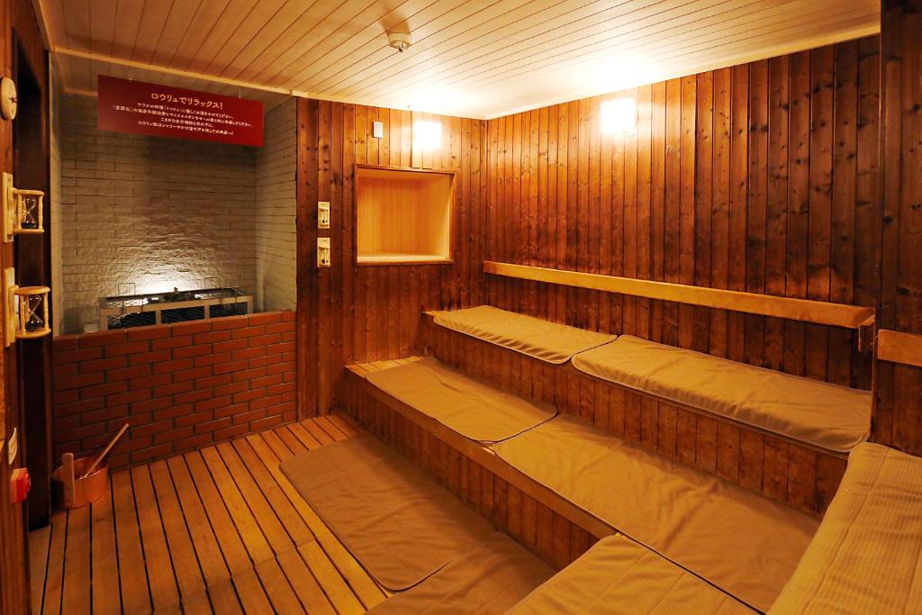 Wood sauna seating at Kangetsuen Hokkaidō Interior wood-paneled sauna with tiered bench seats and cushions at Kangetsuen in Hokkaidō