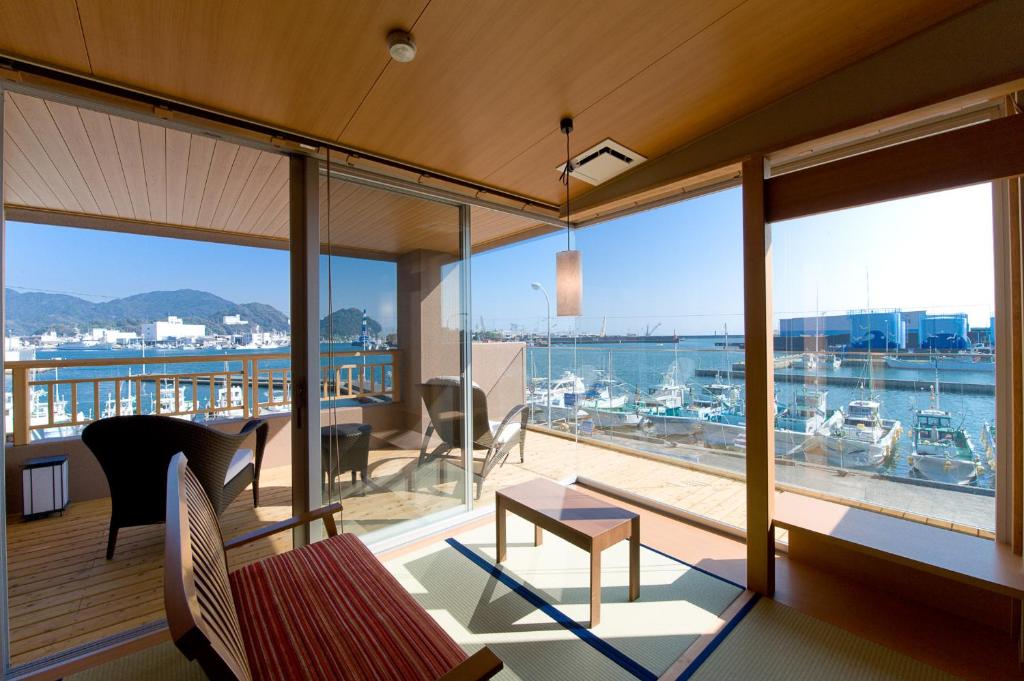 Tatami room with harbor view Migiwaya Shizuoka Bright tatami room with low table, balcony and marina views in Shizuoka's Chūbu region