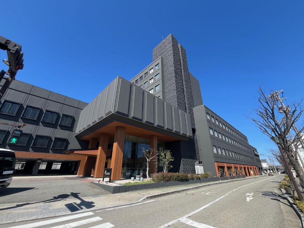 Exterior of Tokigasane ryokan in Ishikawa Exterior of Tokigasane ryokan with multi-story facade and street entrance in Ishikawa, Chūbu Japan