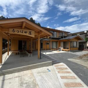 Wooden canopy entrance with paved courtyard and seating at Utsuboya-sō Tokyo Kantō