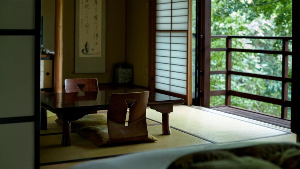 Tatami Room at Nakadana-sō Nagano Sunlit tatami room with low table and shoji doors at Nakadana-sō, Nagano, Chūbu Japan