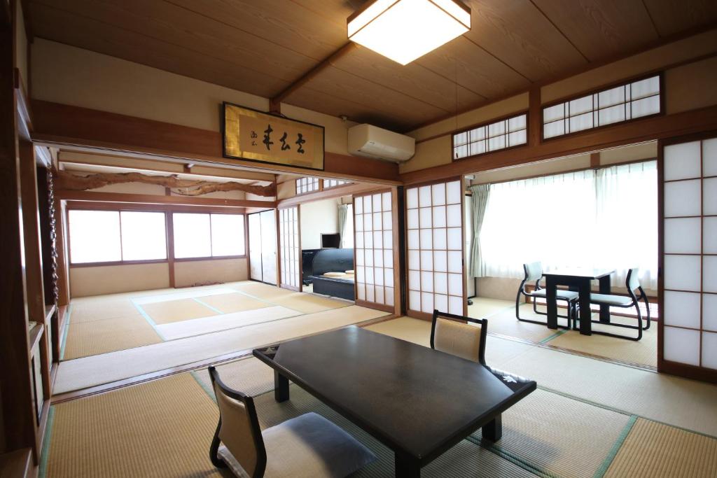 Traditional tatami room Jinpyōkaku Honten Nagano Tatami room with low table, shoji screens and window seating at Jinpyōkaku Honten, Nagano, Chūbu