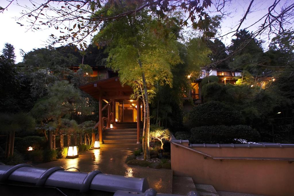 Lantern lit entrance Yama no Chaya Kanagawa Evening view of illuminated wooden entrance, stone steps and lanterns at Yama no Chaya in Kanagawa